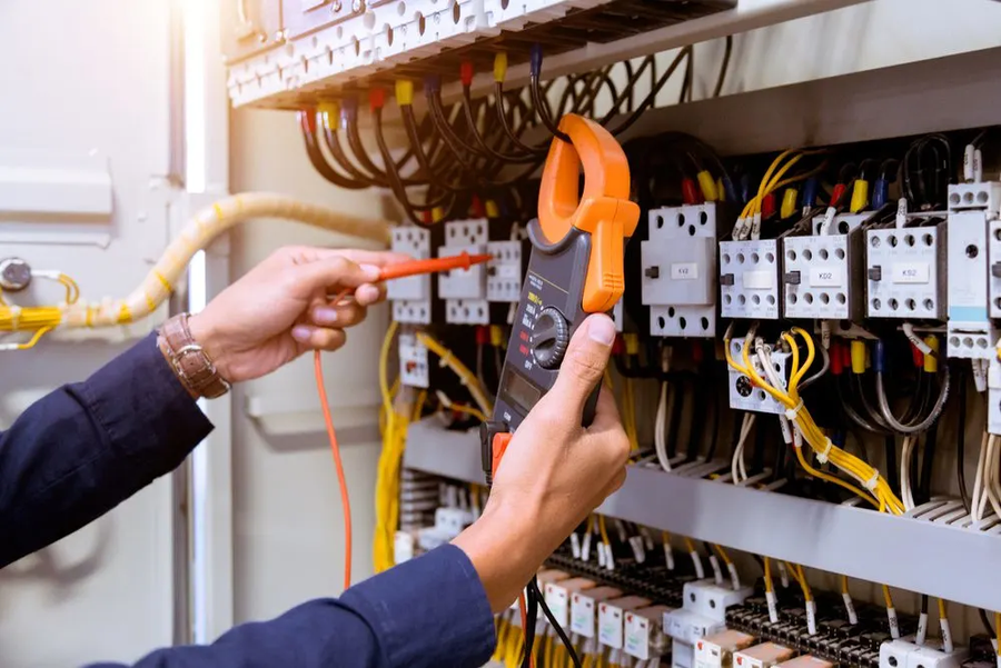 Technicien PowerFlex sur installation electrique